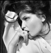Laetitia Casta : une nouvelle campagne avec Dolce and Gabbana