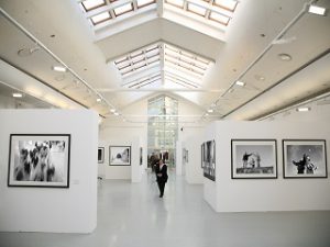 Expositions mode dediees aux couturiers legendaires pour les adeptes de couture