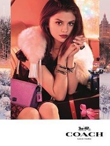 Selena Gomez collabore avec Coach,  la chanteuse et egerie promeut Holiday 2017