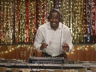 Serie Charlie, monte le son avec Idris Elba, bande annonce pour la comedie