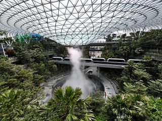 Aeroport Changi a Singapour, un complexe nomme Jewel avec des jardins et des attractions familiales