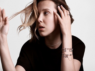 Pandora: Millie Bobby Brown, l actrice britannique est l ambassadrice du bijoutier danois 