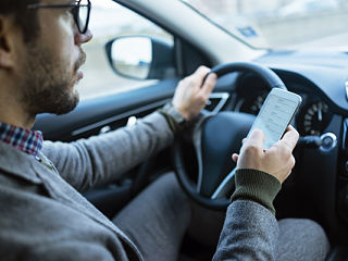 Telephone au volant, les conducteurs qui utilisent leur smartphone commettent une infraction