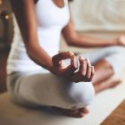 Le yoga aide à calmer les douleurs dorsales