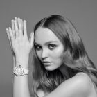 Chanel fête les 20 ans de sa J12 avec Lily-Rose Depp