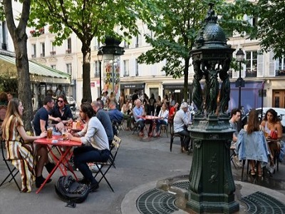 Des gens qui s'assoient a l exterieur d un restaurant