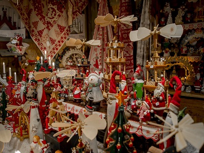 Une boutique avec des decorations de noel