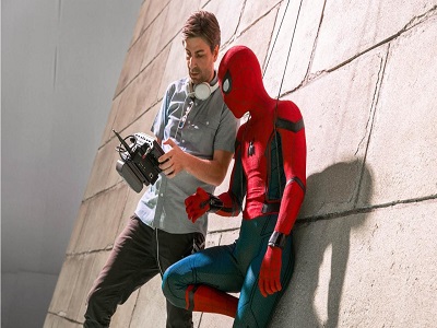 L’acteur britannique Tom Holland et le réalisateur Jon Watts en plein tournage © Sony Pictures Releasing France