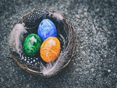 Des œufs de Pâques colorés dans un nid d’oiseau