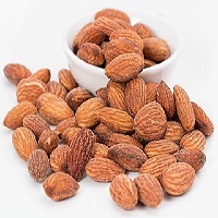 Des amandes à intérieur et l’extérieur d’un bol