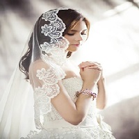 Une femme portant une robe de mariée avec un voile