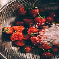 Le fait de laver des fraises sous l’eau courante