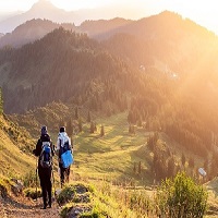 Deux personnes faisant de la randonnée