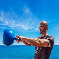 Un homme pratiquant le kettlebell swing