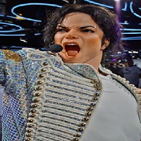 Michael Jackson en train de chanter dans un micro
