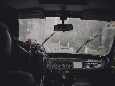 Une personne qui conduit durant une forte pluie
