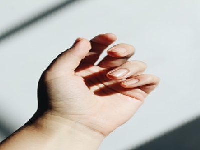 Une main avec de beaux ongles 