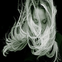 Une femme ayant les cheveux blonds dans le vent
