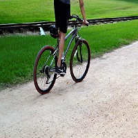 Une personne faisant du vélo.