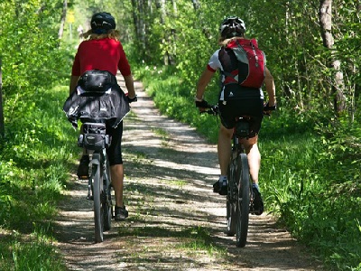 De dos, deux personnes faisant du vélo dans les bois