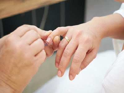 une manucure effectuée sur des ongles sans stries