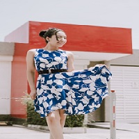 Une femme à la mode avec sa robe légère de couleur bleu et blanc