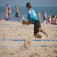Un homme jouant au frisbee sur la plage