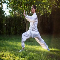 Un homme pratiquant le Qi Gong