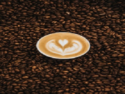 Une tasse de café posée sur des graines de café