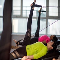 Des femmes pratiquant des exercices de Pilates