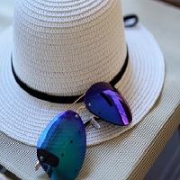 Une paire de lunettes de soleil et un chapeau