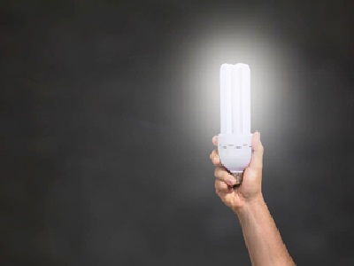 Une personne tenant une ampoule LED