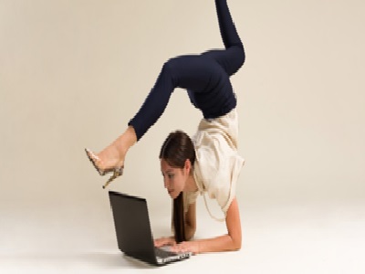 une personne faisant des étirements devant son laptop