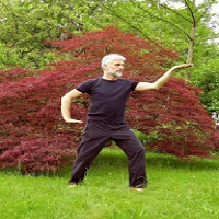 Une personne qui pratique le qi gong