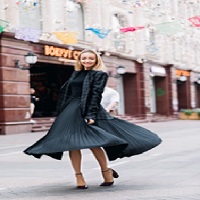 Une femme portant une jupe plissée