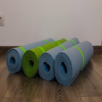 des tapis de gym enroulés