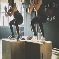 deux personnes faisant du squat