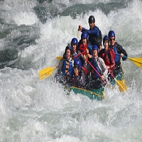 Des personnes pratiquant du rafting