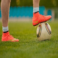 un joueur portant des chaussures de foot