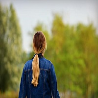 une femme avec une queue de cheval