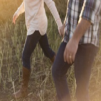 Un couple en train de marcher