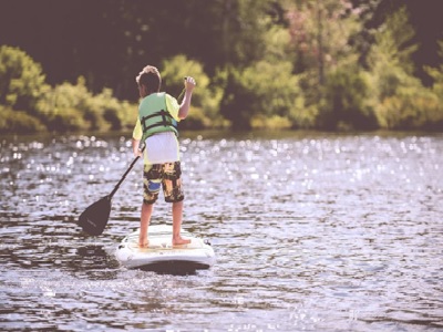 un garçon qui pratique le stand up paddle