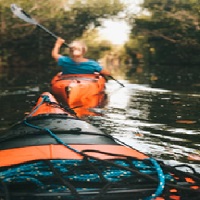 une personne qui fait du kayak
