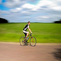 Un homme qui fait du vélo