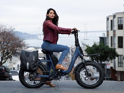 une femme sur un vélo électrique