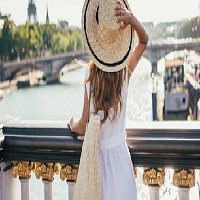 Une femme portant une robe et un chapeau