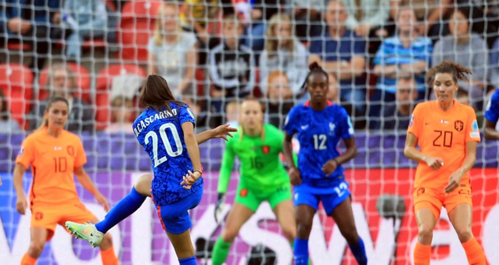  Delphine Cascarino footballeuse internationale française en plein match contre l’équipe adverse