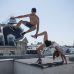 Parkour : un duo réalisant des trajets intrépides sur les toits de Paris
