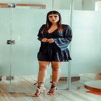 Une femme avec une robe courte et des chaussures à talon