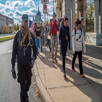 des soldats qui pratiquent le rucking